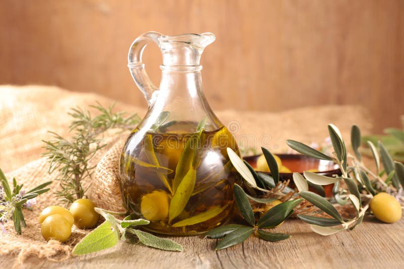 Μπουκάλι ελιών πετρελαίου με τον κλάδο στοκ φωτογραφίες με δικαίωμα ελεύθερης χρήσης